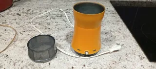 Molinillo de café antiguo naranja