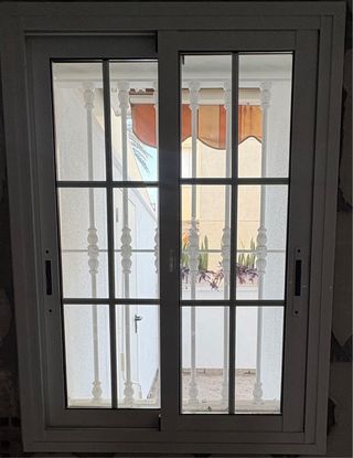 Ventana corredera con rejas