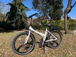 Bicicleta Eléctrica Plegable Blanca
