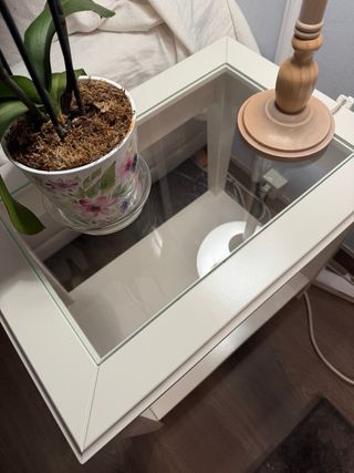 Mesa auxiliar modelo Liatorp IKEA cristal y madera