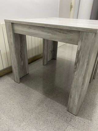 Mesa de comedor de madera gris y blanca