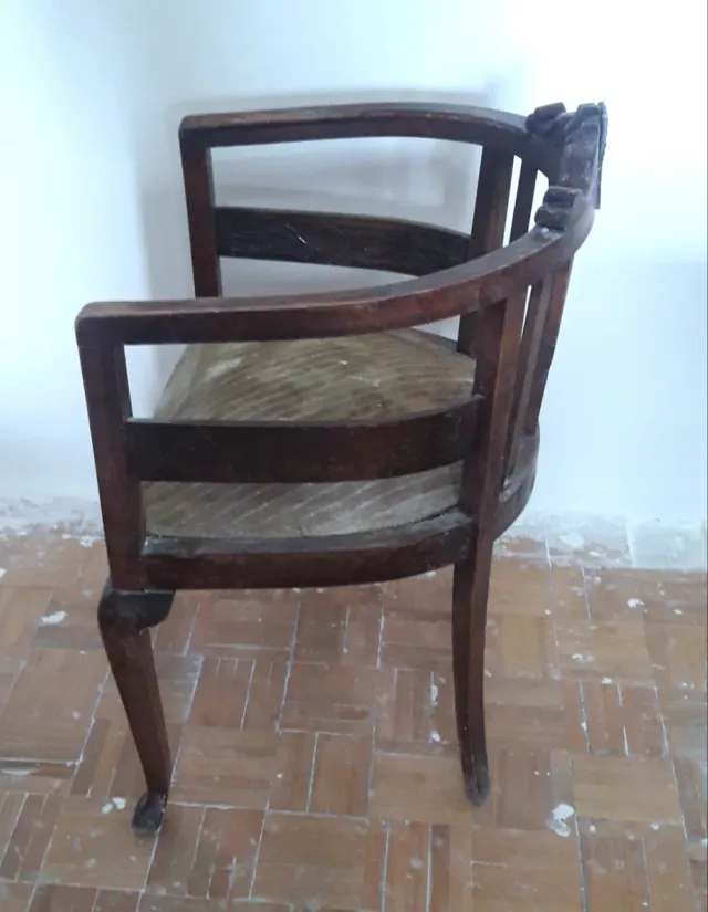 Silla de madera con brazos