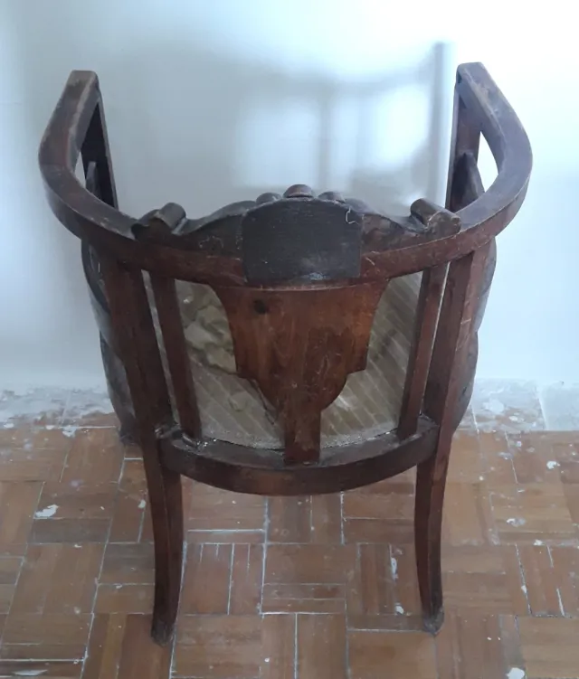 Silla de madera con brazos