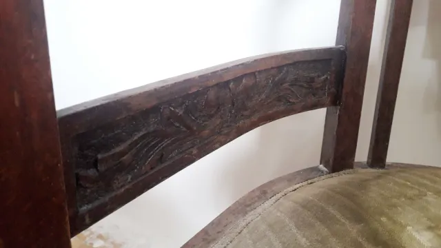 Silla de madera con brazos