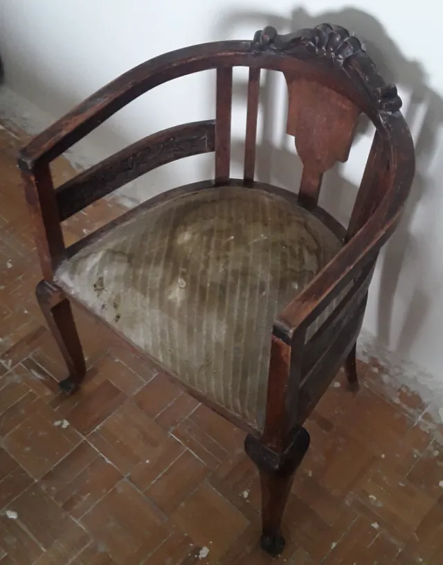 Silla de madera con brazos
