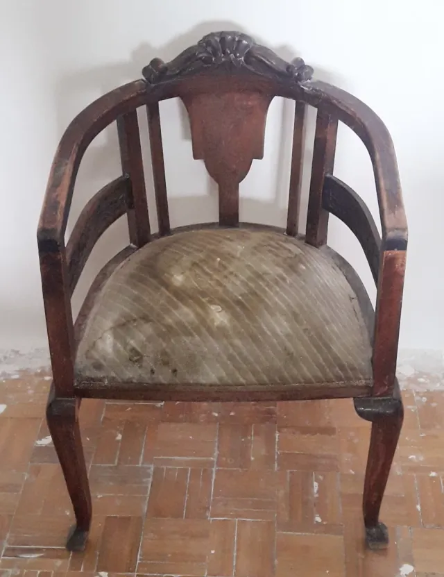 Silla de madera con brazos