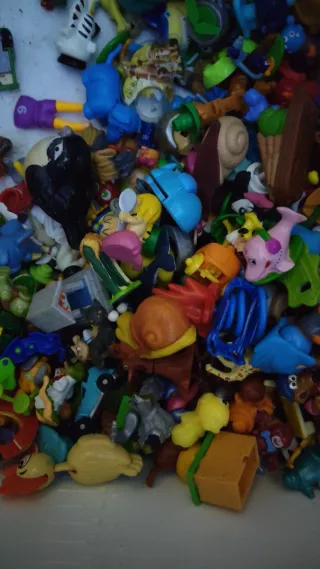 Lote 300 Figuras Kinder Sorpresa