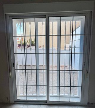 Ventanal corredero con rejas