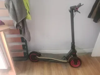 Patinete Eléctrico Negro y Rojo