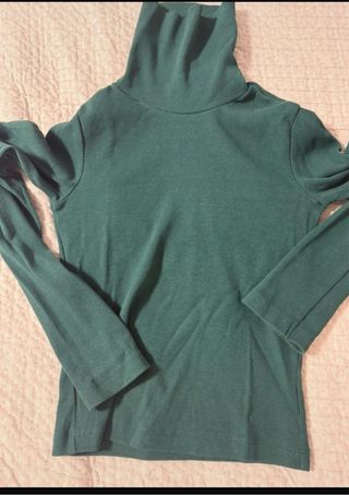 Camiseta verde de cuello alto