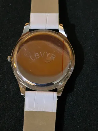 Relojes de pulsera blancos y beige