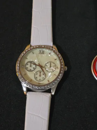 Relojes de pulsera blancos y beige