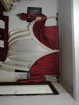 Cortina de tela roja y blanca