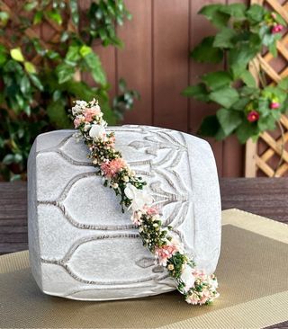 Corona de flores preservadas rosa y blanco