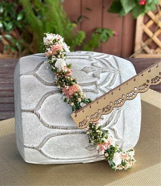 Corona de flores preservadas rosa y blanco