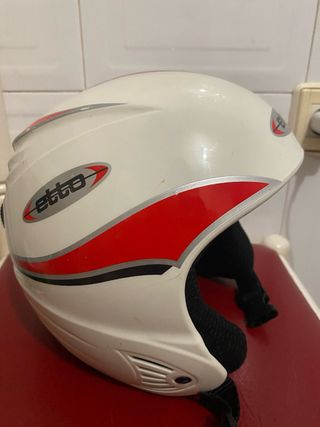 Casco blanco con detalles rojos y grises