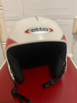 Casco blanco con detalles rojos y grises