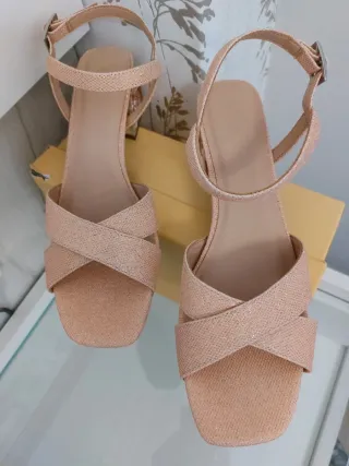 Sandalias Menbur tacón joya oro rosa
