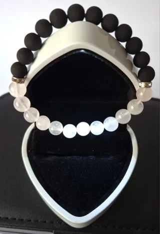 Pulsera de  lava volcánica y cristal de roca