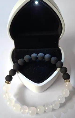 Pulsera de  lava volcánica y cristal de roca