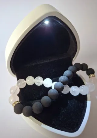 Pulsera de  lava volcánica y cristal de roca