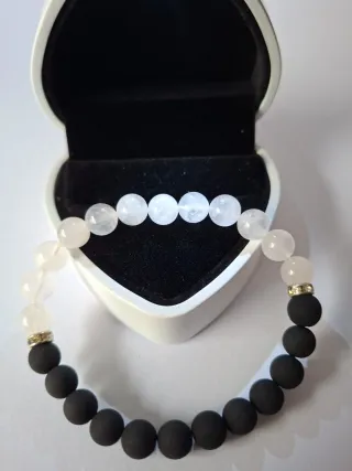 Pulsera de  lava volcánica y cristal de roca