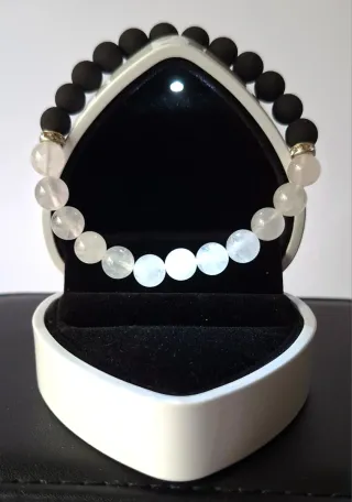 Pulsera de  lava volcánica y cristal de roca