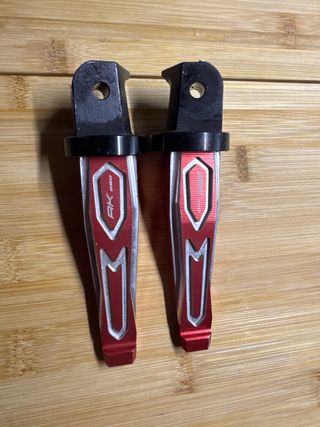 Estriberas Kymco AK 550 Rojas y Plateadas