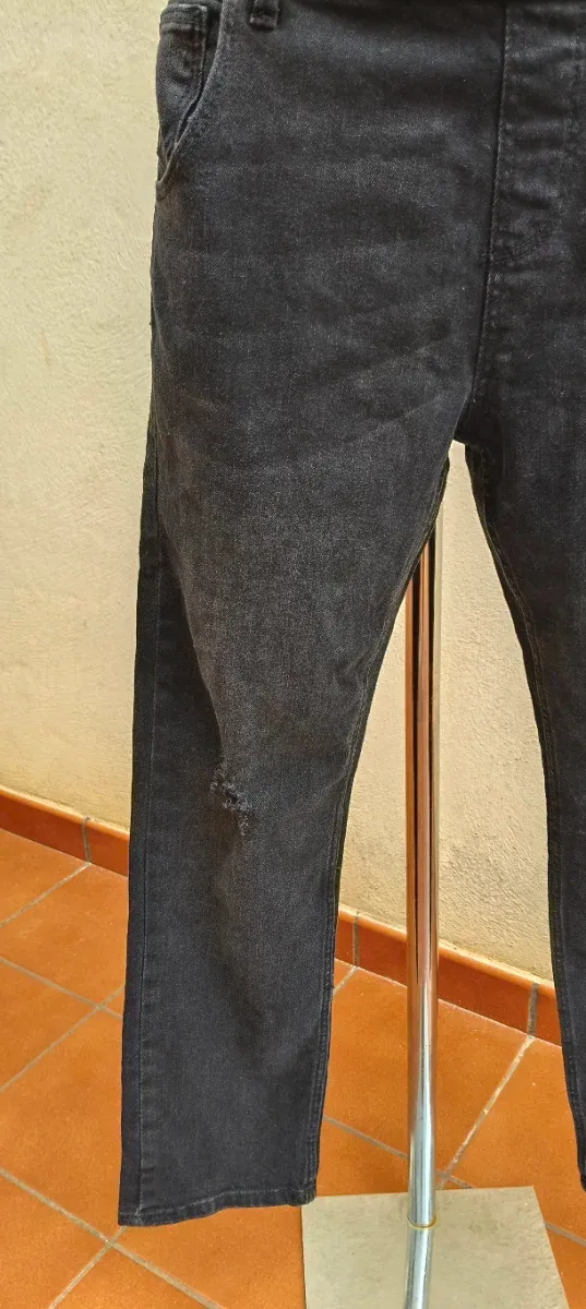 Mono vaquero negro con detalles