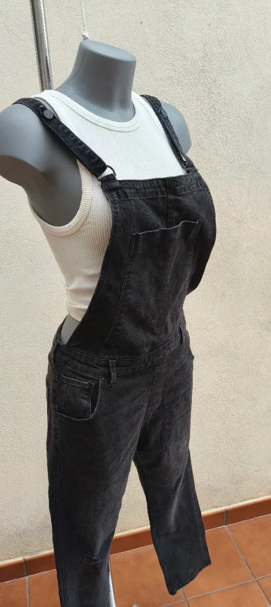 Mono vaquero negro con detalles