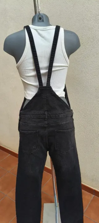 Mono vaquero negro con detalles