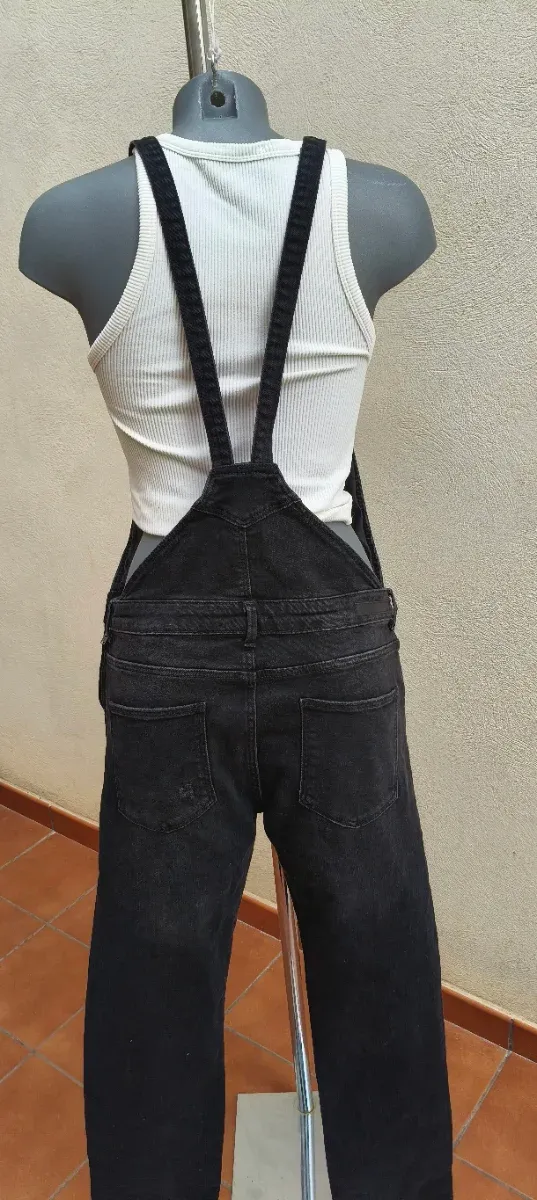 Mono vaquero negro con detalles