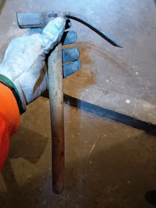 Azada de mano con martillo
