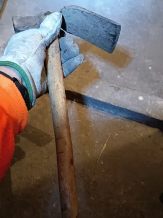 Azada de mano con martillo