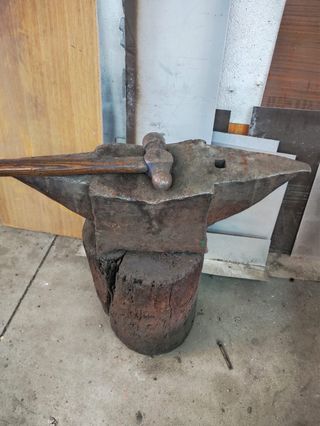 Yunque de forja con martillo