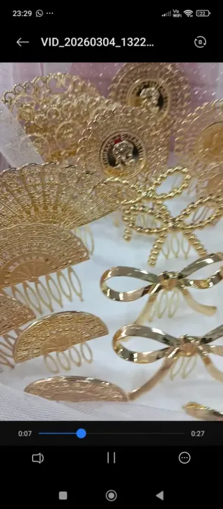 Peineta dorada para el pelo