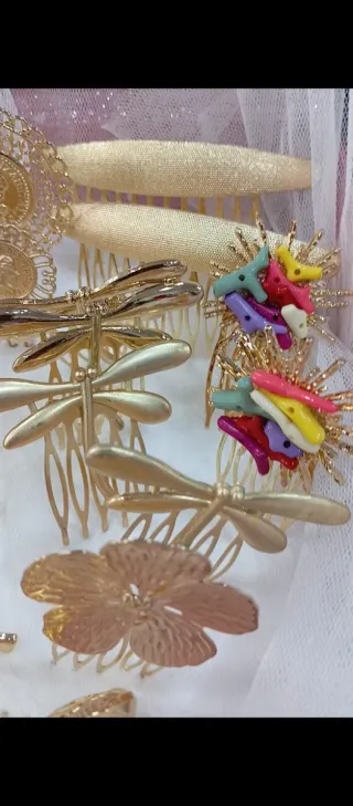 Peineta dorada para el pelo