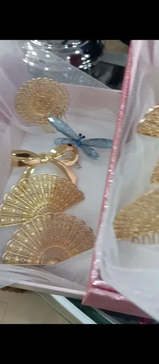 Peineta dorada para el pelo