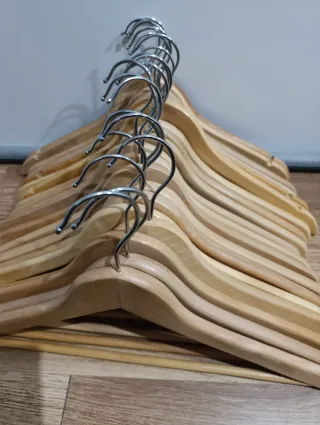 Perchas de madera (pack)