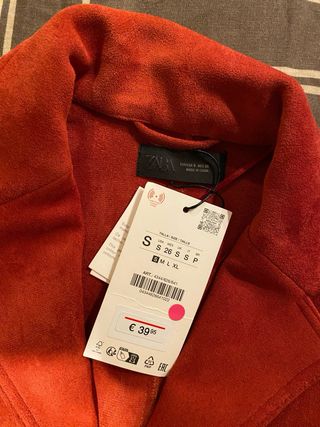 Abrigo Zara efecto ante rojo