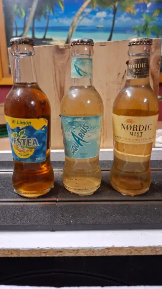 Set di Bottiglie Antiche: Nestea, Aquarius e Nordic Mist Tonic Water