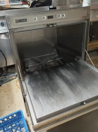 Lavavajillas TRIFÁSICO ZANUSSI cesta de 50