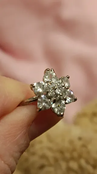 Anello con pietre bianche a fiore