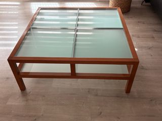Mesa pequeña salón de madera y cristal .