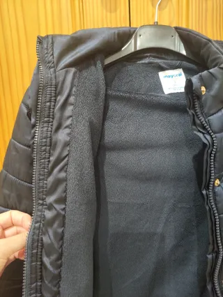 Abrigo azul marino acolchado con capucha