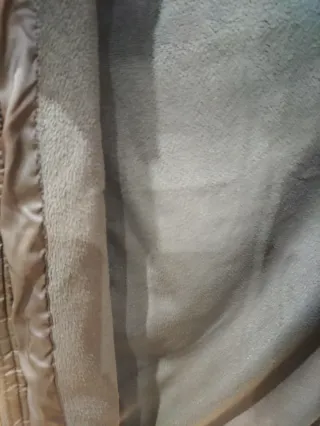 Abrigo azul marino acolchado con capucha