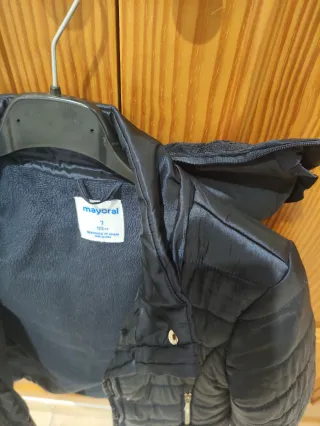 Abrigo azul marino acolchado con capucha