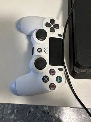 Vendo o cambio PS4 Slim 500GB Negra