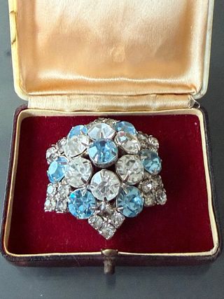 Spilla vintage con strass blu e argento