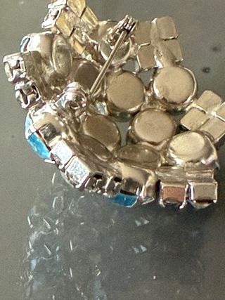 Spilla vintage con strass blu e argento